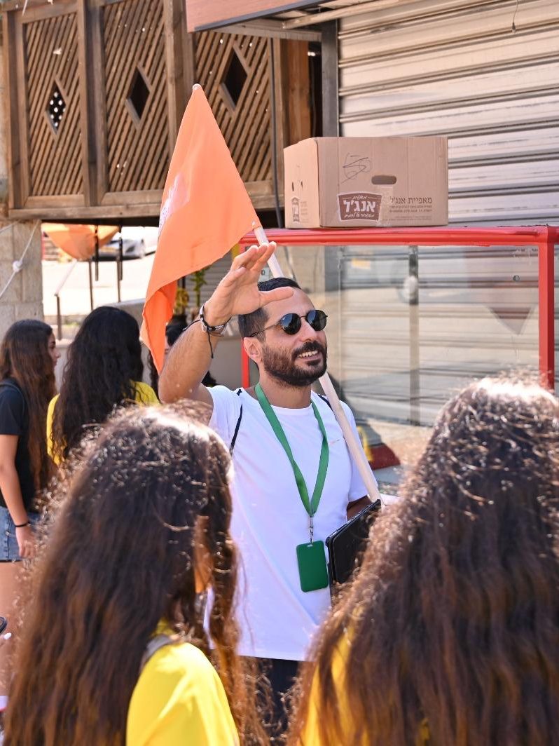 لقاء الفرق في نقطة الانطلاق قبل بداية الجولة